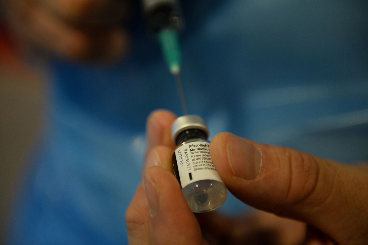 Dodávky vakcíny drhnou. Rekordní přírůstek nakažených v Británii